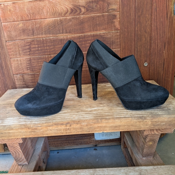 Stuart Weitzman Suede High Heels with Platform and Slip-On Design - Picture 7 of 7